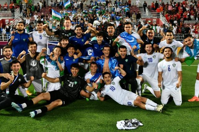 1714923308193091578.jpeg 乌兹别克队半决赛中击败印尼后庆祝胜利.jpeg