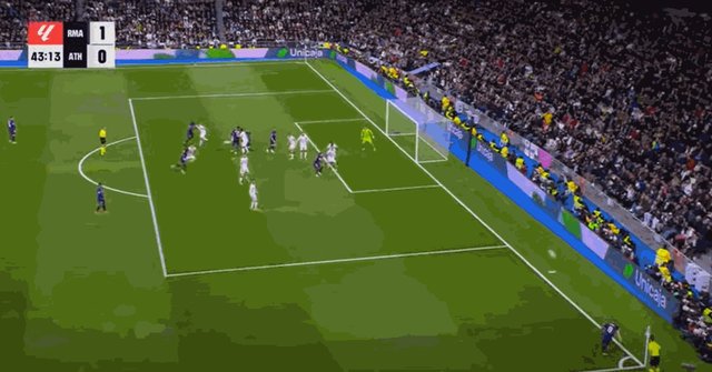 1711920935898020199.gif 楚阿梅尼头球偏出.gif